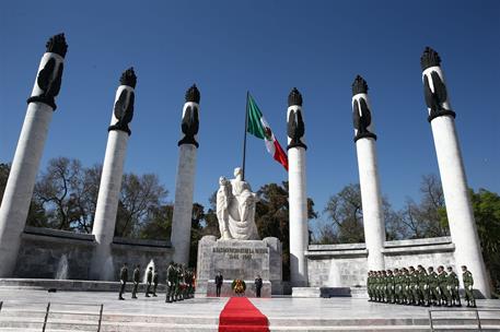 31/01/2019. Pedro Sánchez visita México. El presidente del Gobierno, Pedro Sánchez, participa en la Ofrenda Floral en el Monumento a los Niños Héroes.